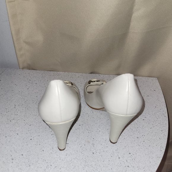 BCBG HEELS - Picture 3 of 7